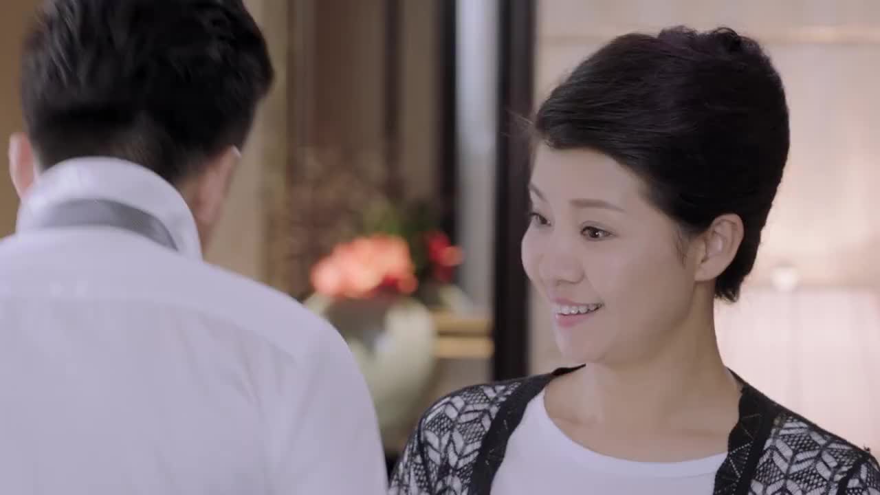 暖爱江村看着给自己打领带的霍栀心里对她充满了的爱