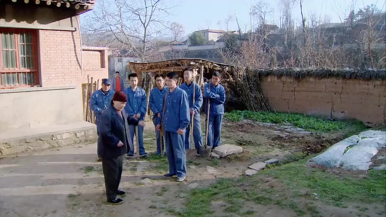 苦乐村官明明没有血缘女孩却无微不至地照顾着孤寡老人感人