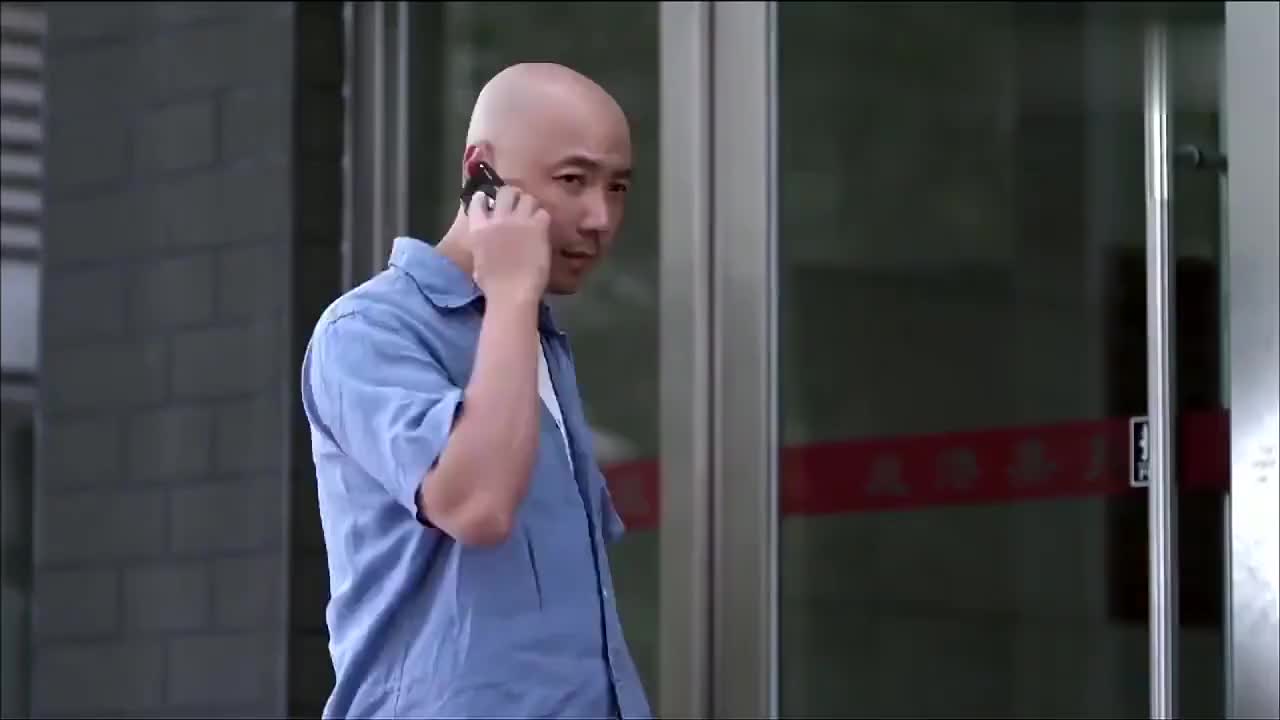 大男当婚曹小强寻找伍小六没找到她只在她家看到了一桌菜