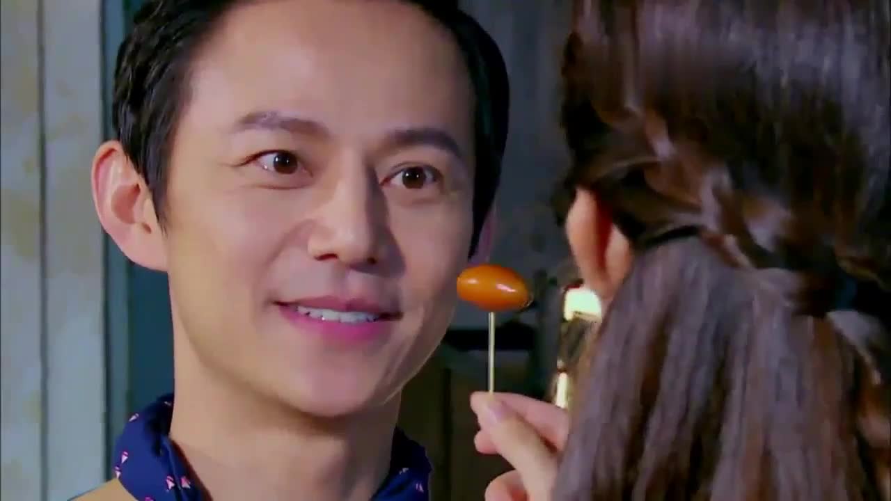 赵丽颖和何炅嘴对嘴吃枣深情对望颖宝一脸娇羞