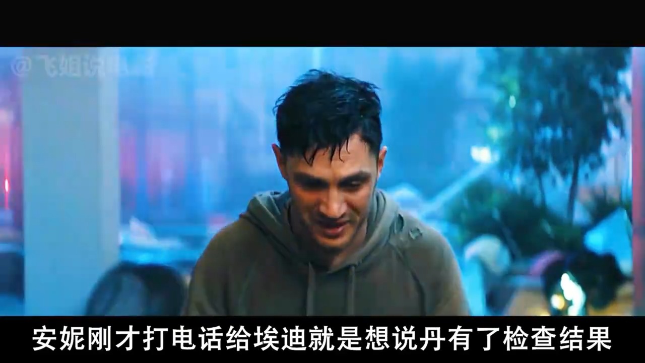 毒液饿了，抓住一个士兵打算吃掉