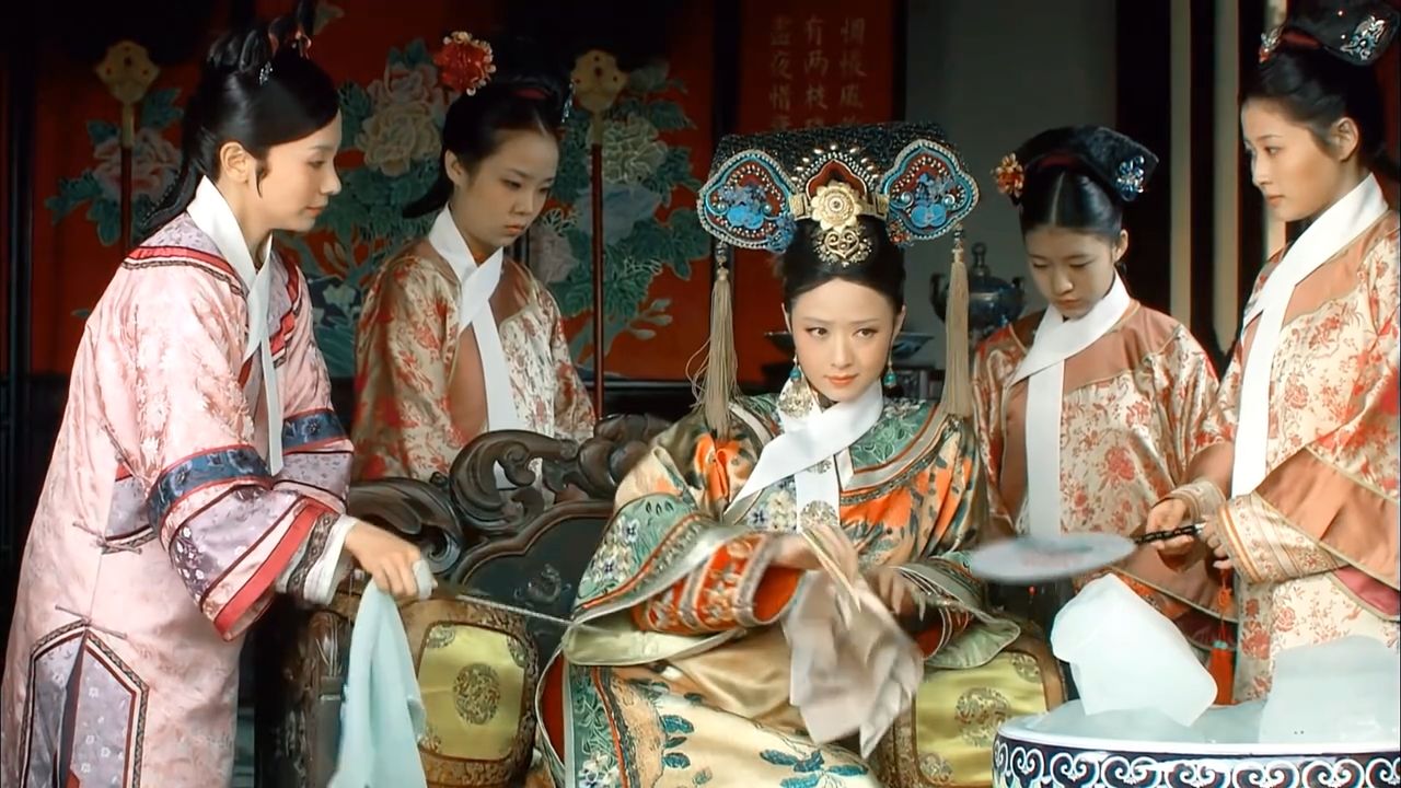 同样是擦嘴动作：大如VS华妃，你更喜欢谁