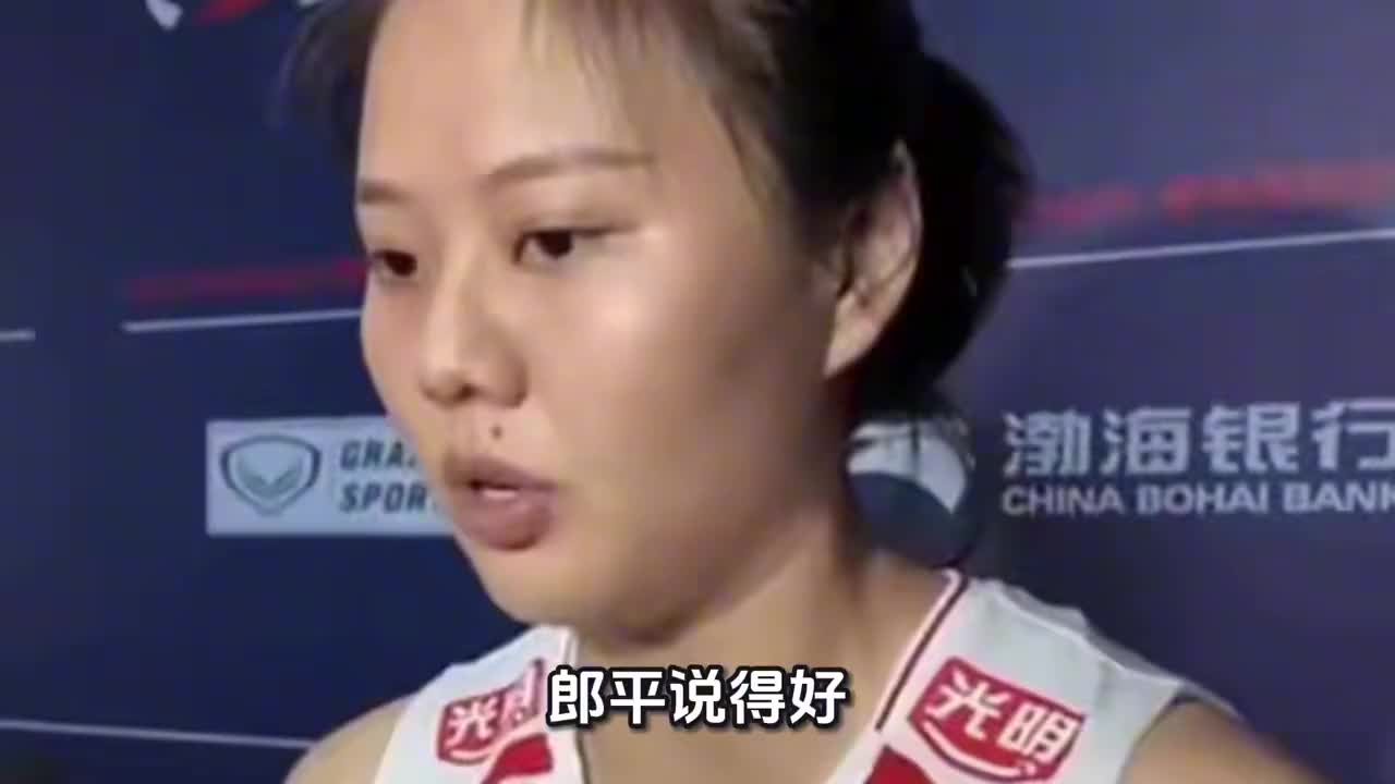 冯坤给女排颁奖，龚翔宇说出输球原因，郎平说得好，朱婷上热搜