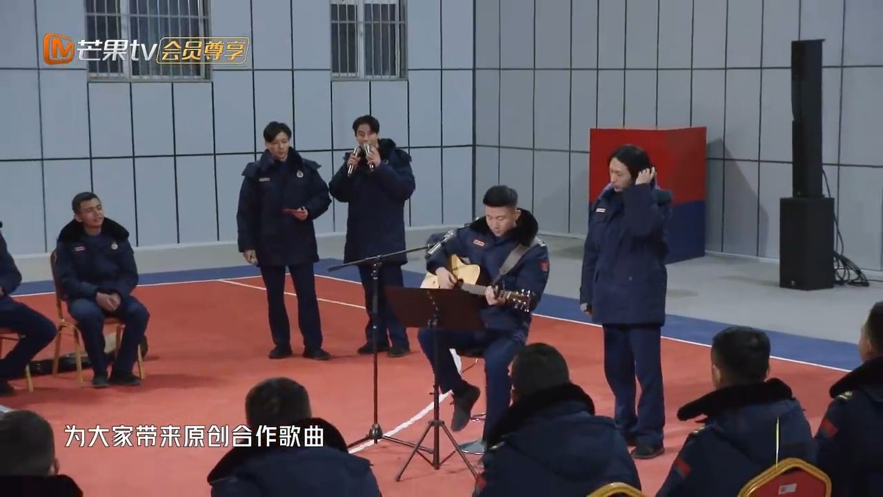 难怪应采儿愿意嫁给他！陈小春捂嘴偷笑的样子，像极了小时候
