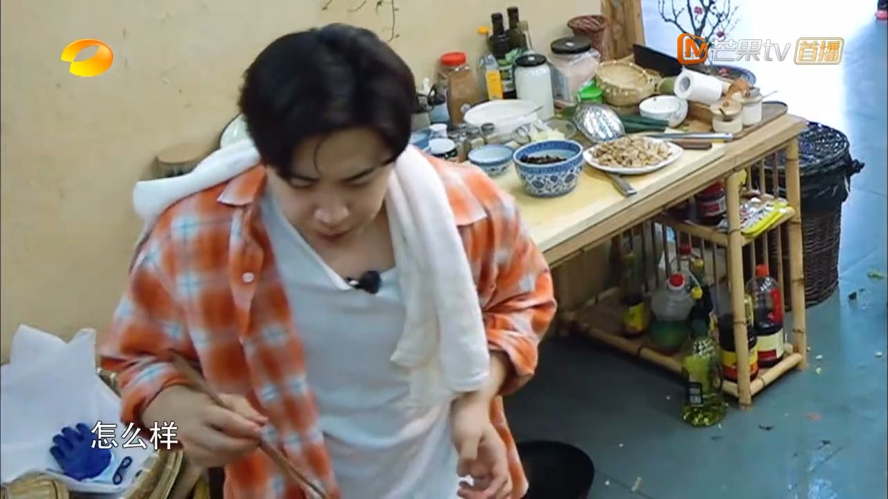 彭昱畅做饭灾难现场，差点把蘑菇屋炸了，黄磊看了想退货