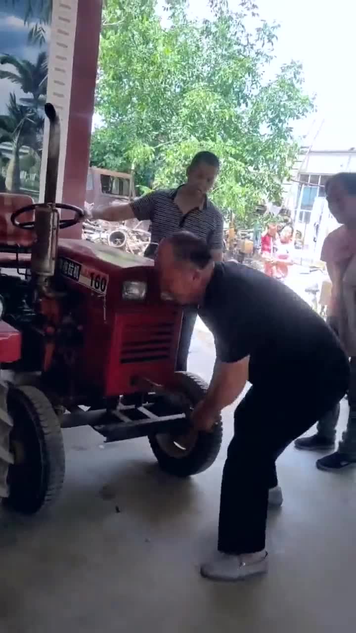50年前的拖拉机都是手摇启动现在成老古董了_手机新浪网