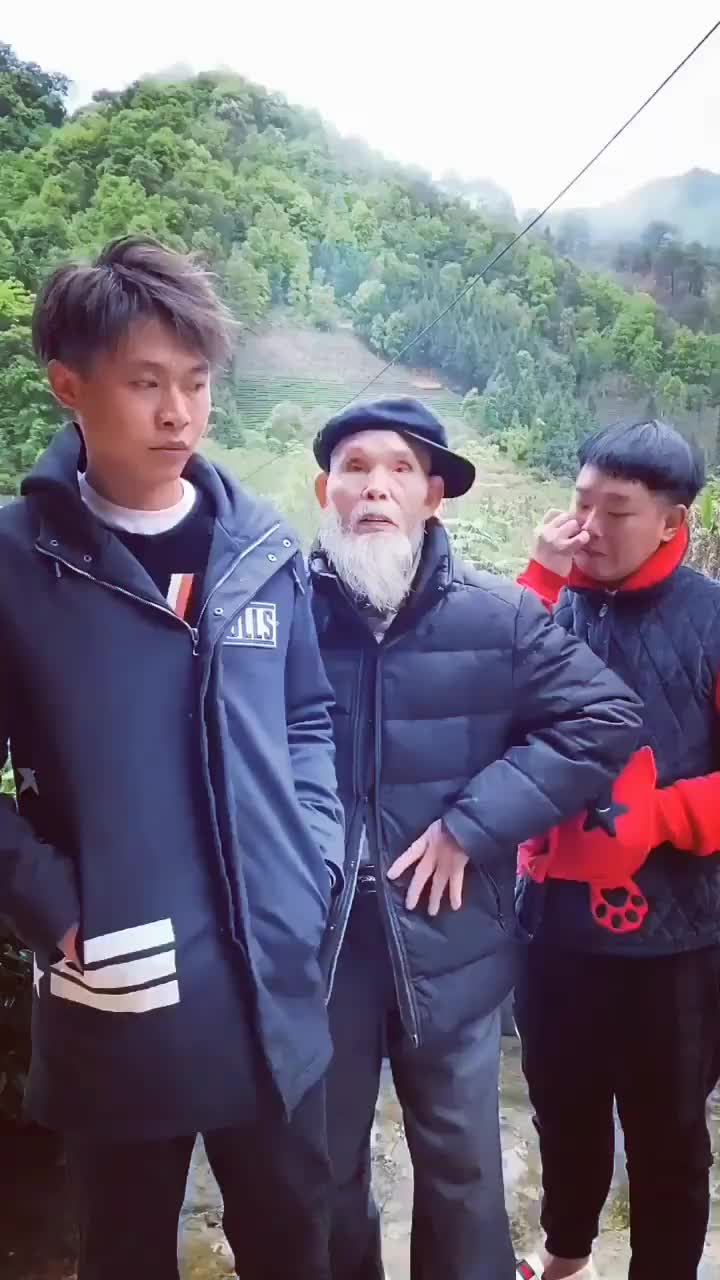 许华升清明回家扫墓,不料爷爷挡着不让进家门,升哥太难了