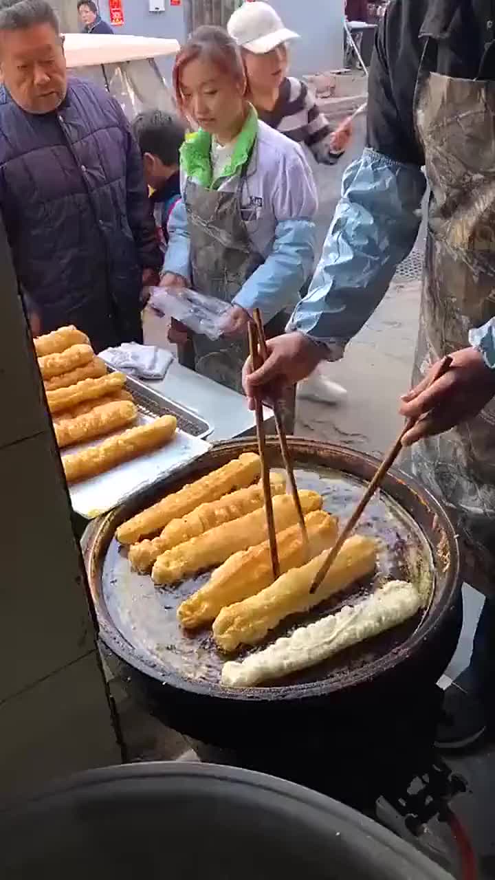 大爷为了省油,天天这样炸油条,结果做的还挺好吃