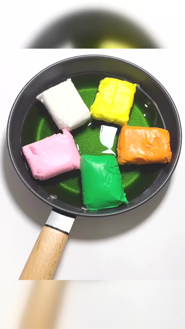 小姐姐用平底锅玩纸黏土,真的好浪费呀