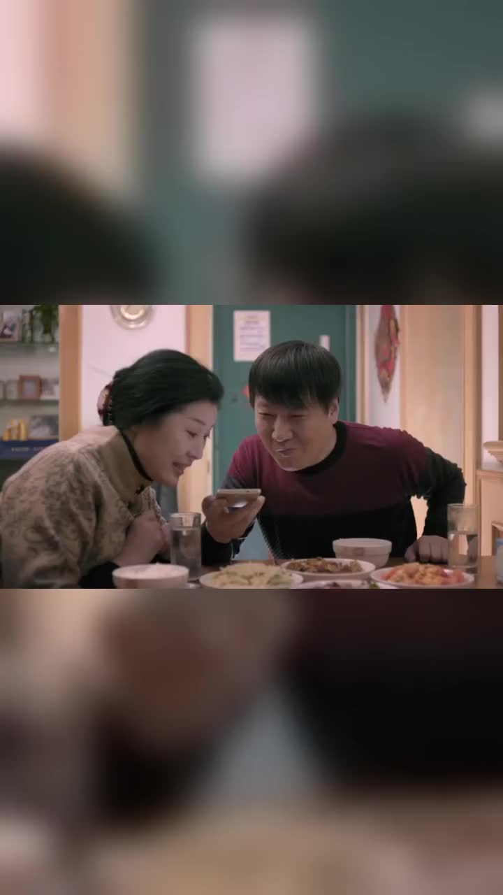 欢乐颂2邱莹莹打电话回去说要结婚了邱爸和邱妈都很意外