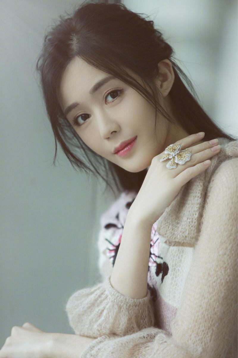 女演员汤晶媚妩媚迷人楚楚动人