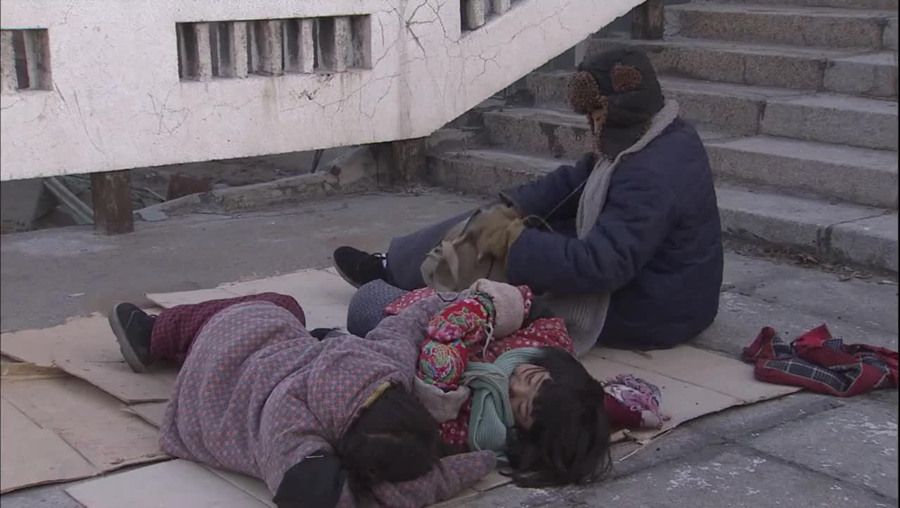 三个穷苦孩子最终变成要饭的乞丐在街上下跪乞讨太可怜了