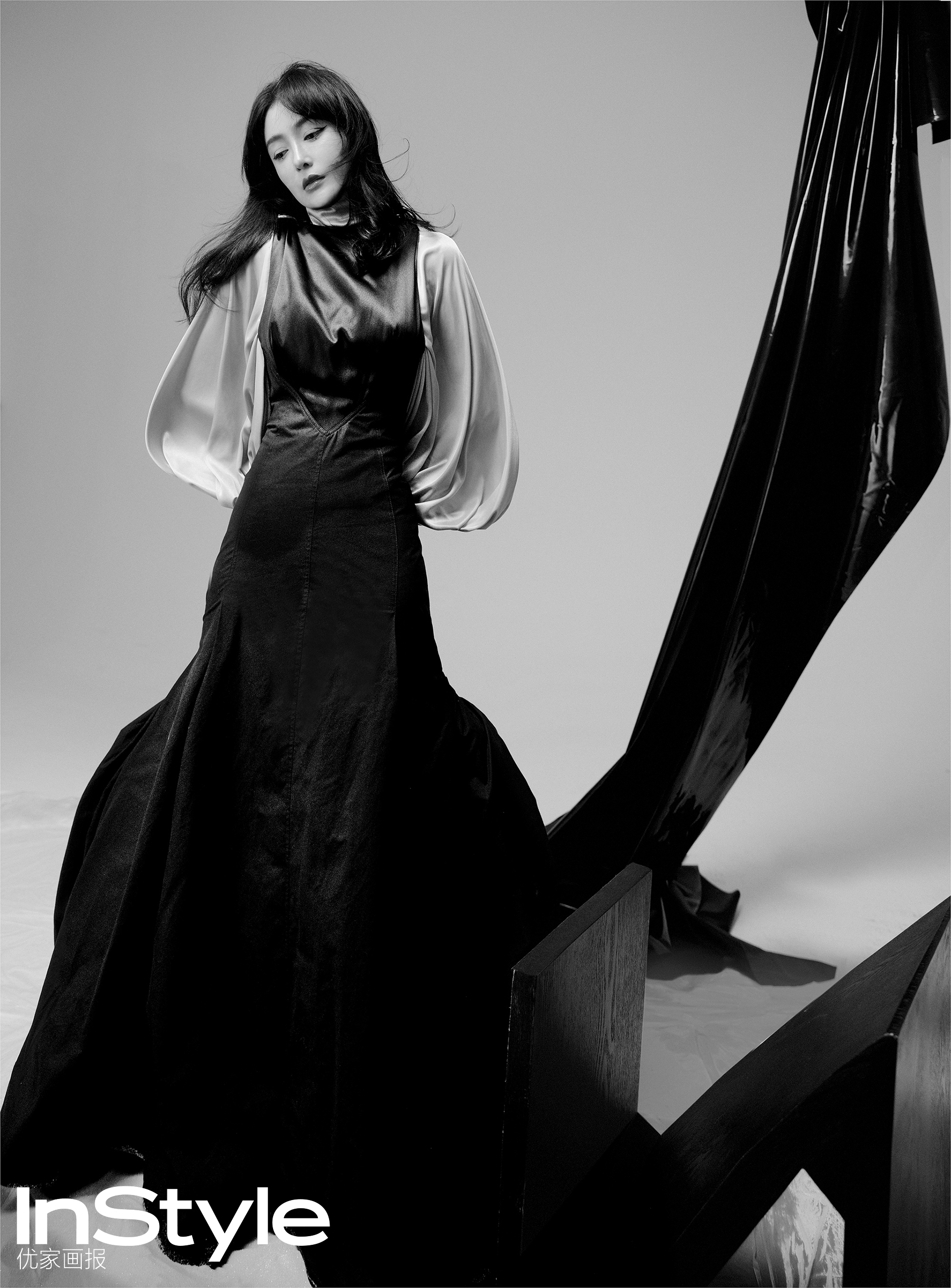 秦岚一连换上多套高雅裙装,驾驭各式各样的女性美,在时尚方面树立自己