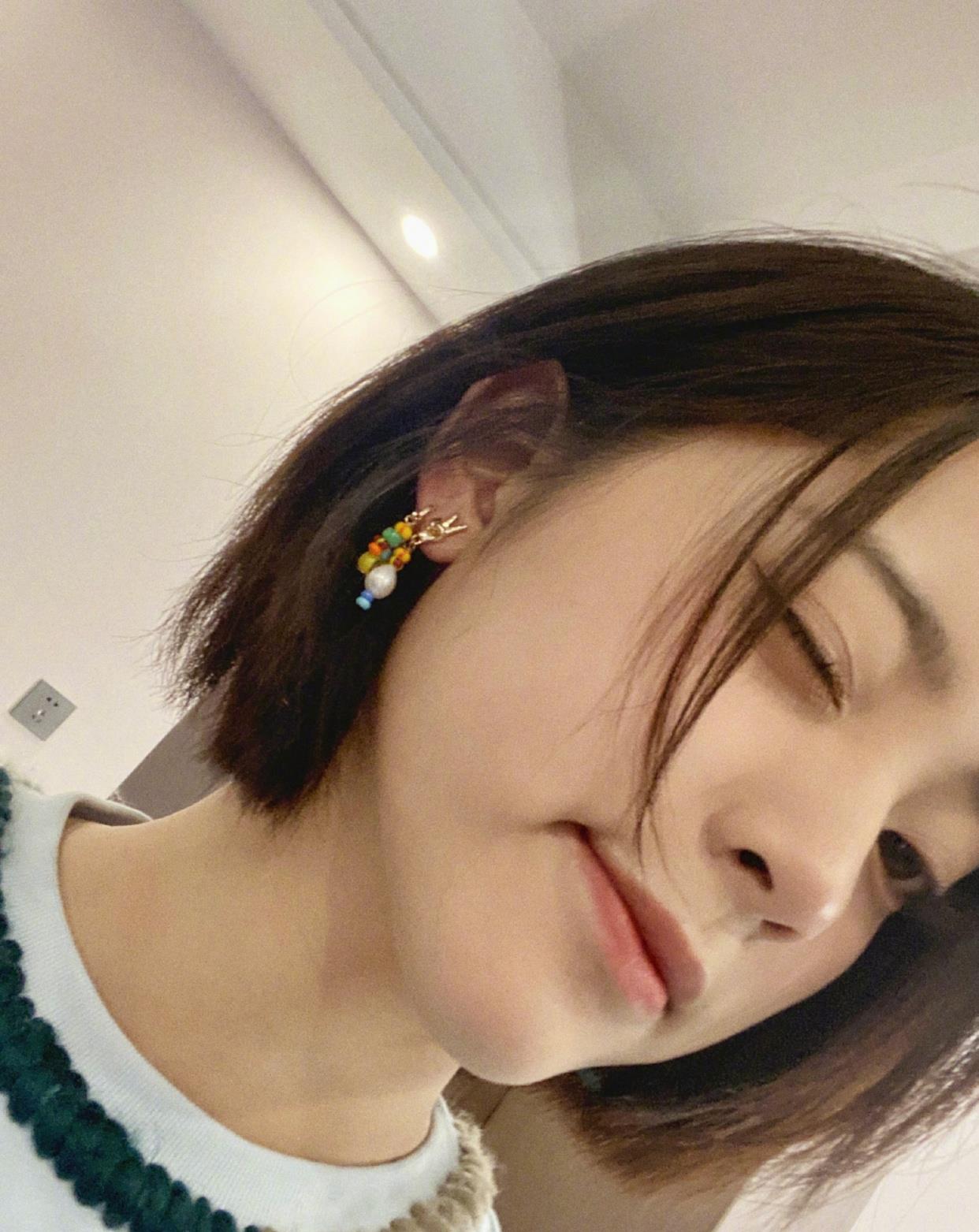 欧阳娜娜短发造型自拍清新甜美暴击