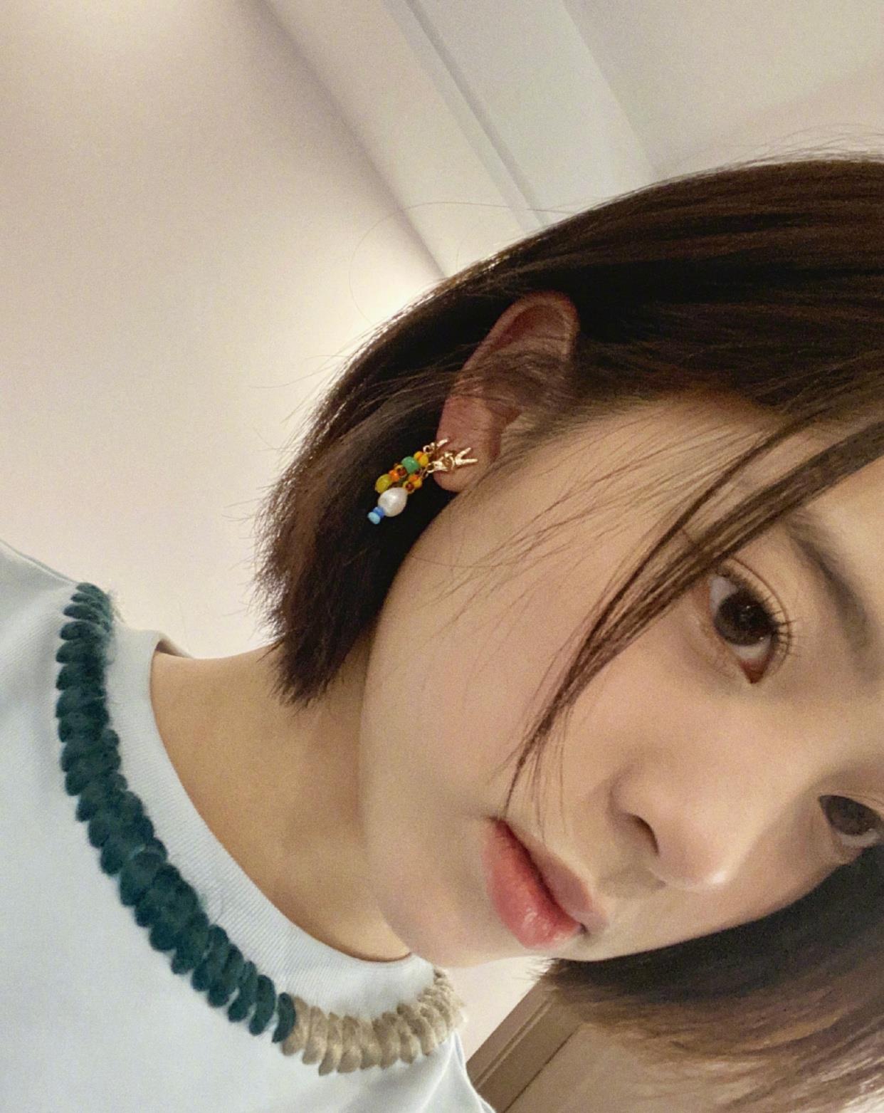 欧阳娜娜短发造型自拍清新甜美暴击