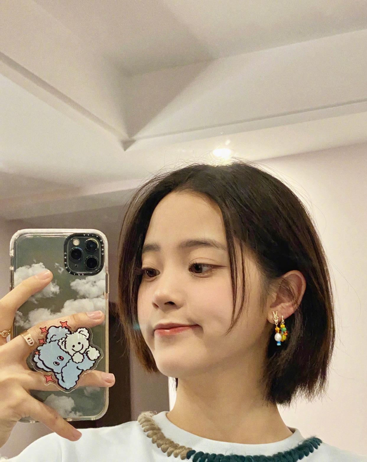 欧阳娜娜短发造型自拍清新甜美暴击