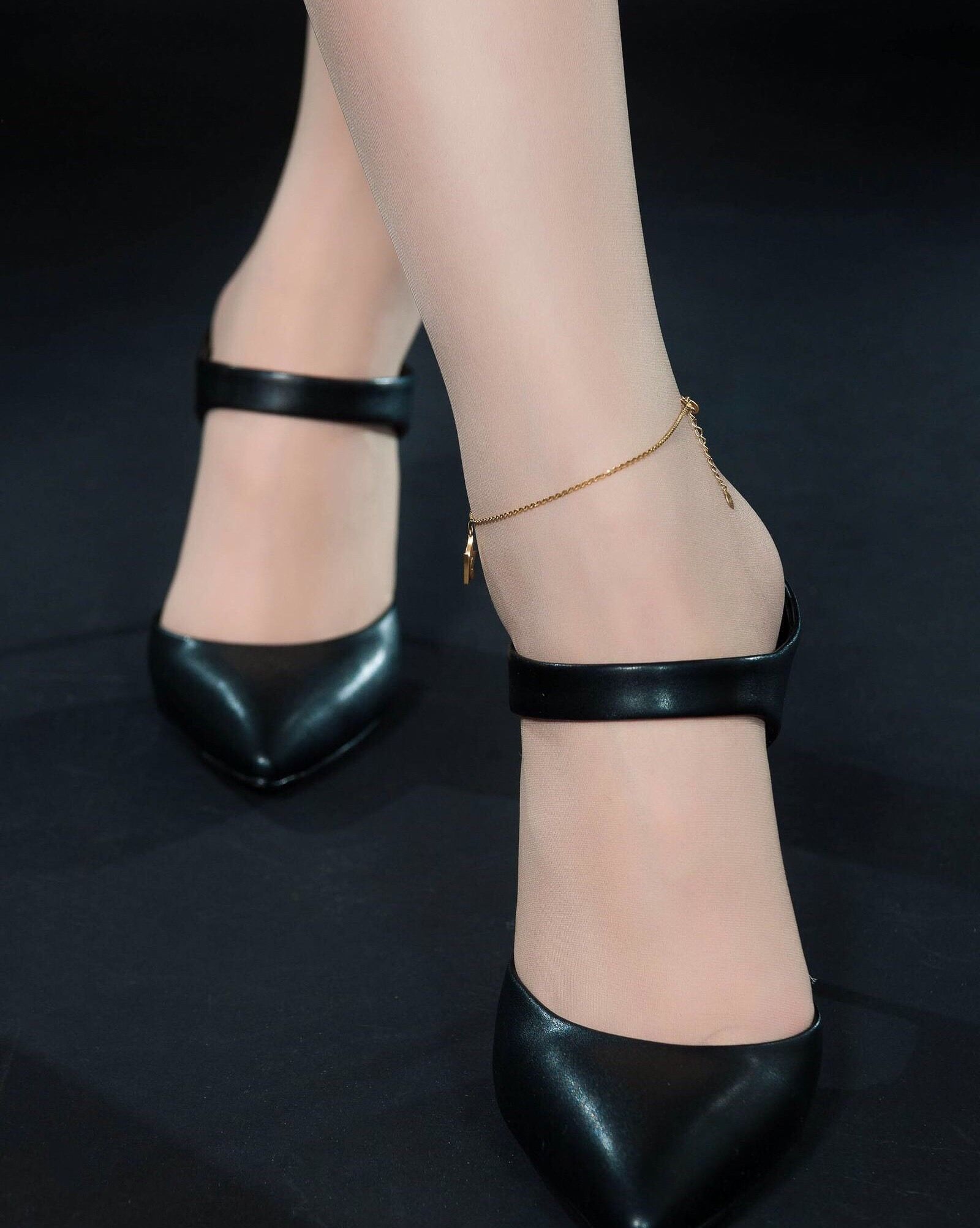 精美绝伦尖头高跟拖鞋,更能呈现长腿美女气质