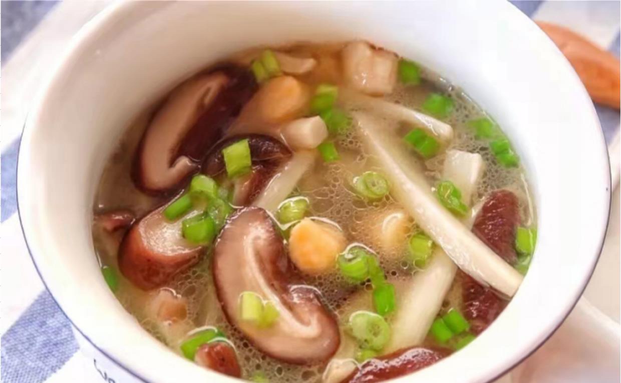 【香菇白玉菇鲜贝汤的正确做法】食材准备:准备10个新鲜香菇(鲜香菇的