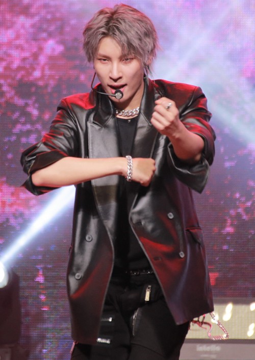 韩国男女混合组合checkmate新单曲发布会