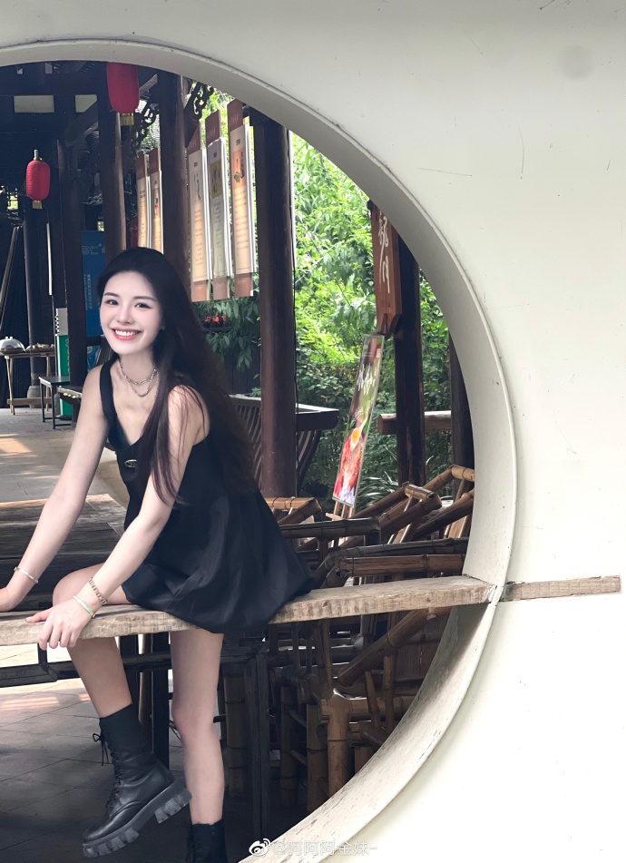 美女阿金妹迷人美照欣赏,笑起来好甜啊