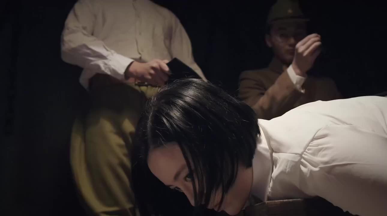 鬼子的刑罚太恶毒,美女被逼无奈招供,不料鬼子被骗了
