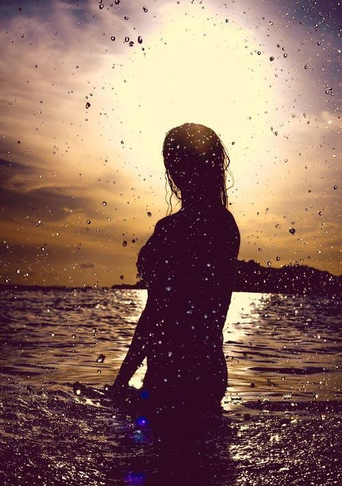 女人“不主动”联系你，但有这三个表现，多半是动了“真情”！休闲区蓝鸢梦想 - Www.slyday.coM