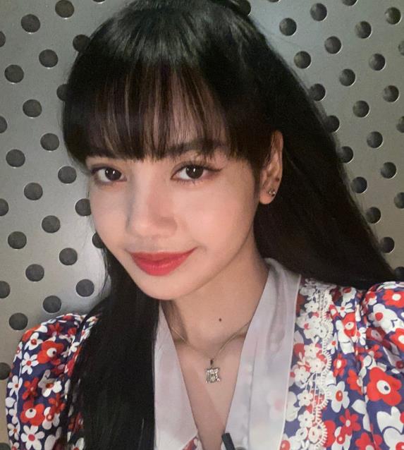 lisa的"铁刘海"小秘诀来了,短发又甜又飒,不愧是人间芭比__财经头条