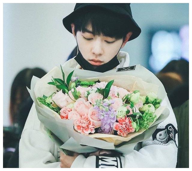 被鲜花包围的美少年肖战愿世间美好与你环环相扣