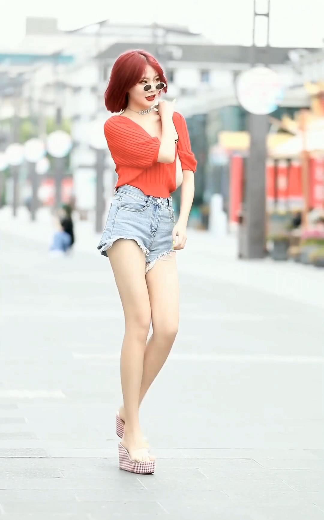 时尚:美女穿搭小心机,黑色背心搭配半身裙,身材不输18岁少女