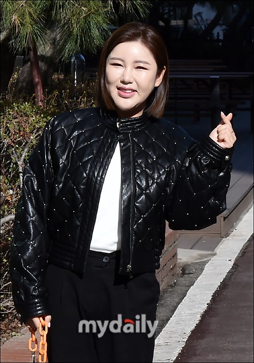 韩国女歌手宋佳人参加kbs2tv《不朽的名曲》节目拍摄__财经头条