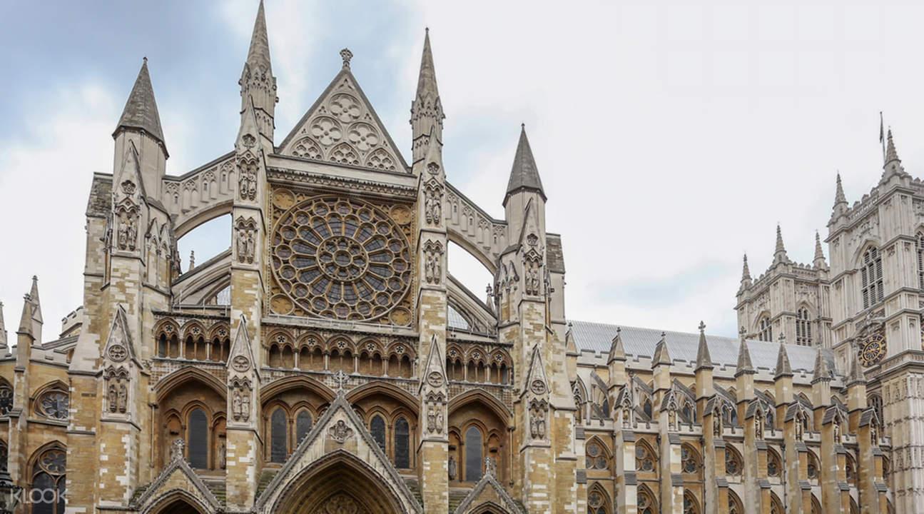 英国神圣的西敏寺,牛顿就埋葬于此,内部壮观而又庄重