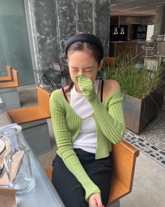 jennie淡妆晒照气质清秀 穿绿色针织衫秀香肩