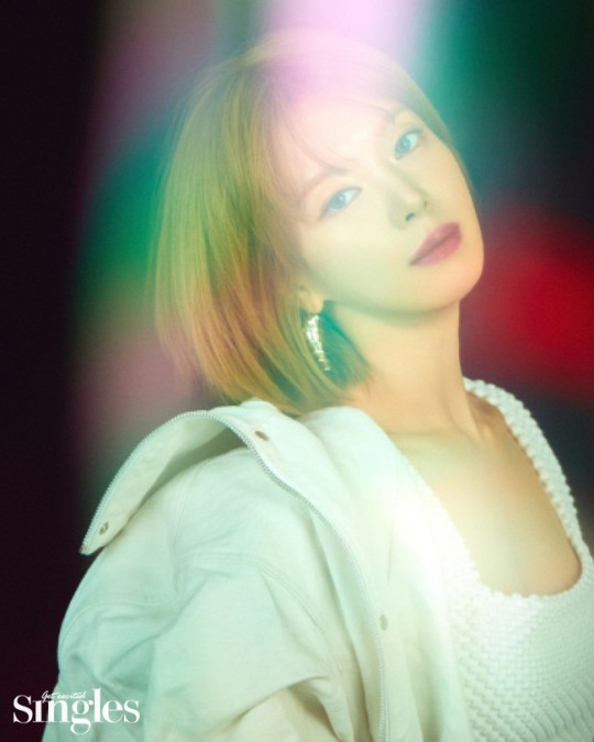 韩国女歌手朴草娥拍杂志写真秀出众美貌