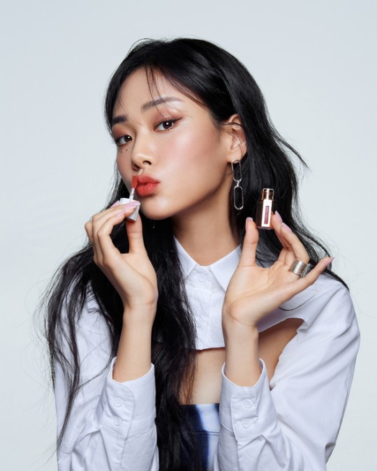 韩国女艺人韩孝周携手女歌手bibi代言美妆品牌__财经头条