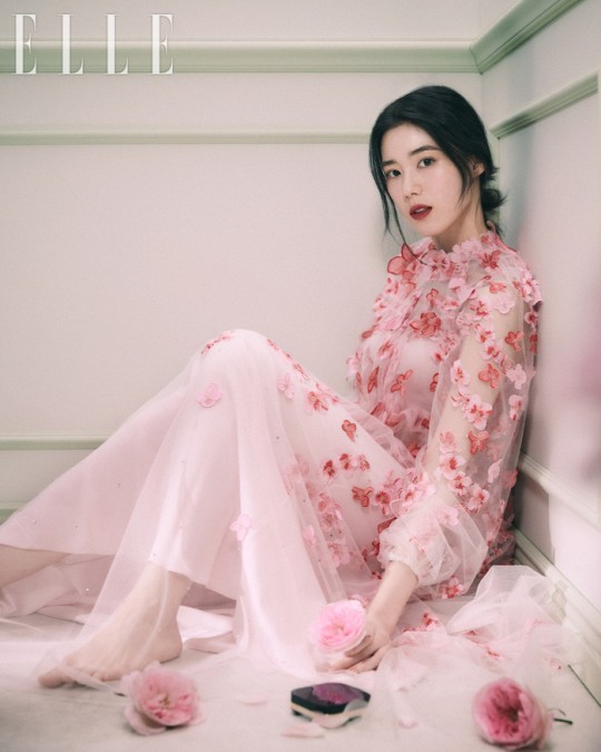 韩国女艺人郑恩彩最新《elle》杂志写真曝光|杂志|郑恩彩|韩国女艺人