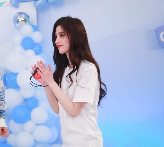 鞠婧祎白色t恤搭配运动裤,穿出清新感!