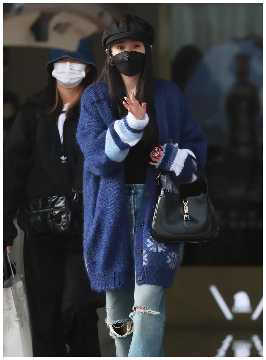 杨幂走机场的新造型!针织开衫搭配阔腿裤,"宽宽松松"真好看