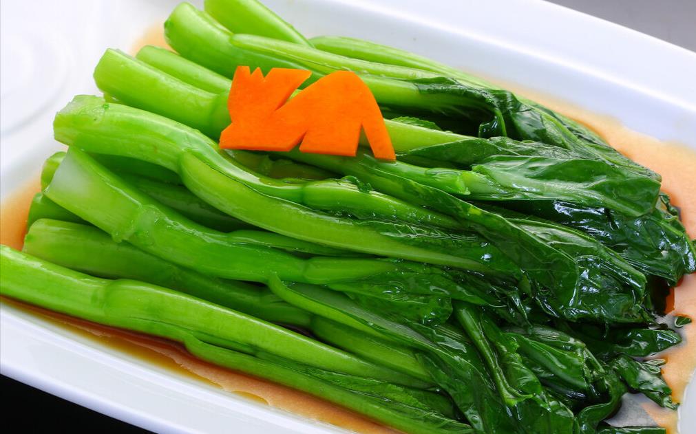 广东人做的白灼菜心颜色碧绿还不出水原来焯水时有一妙招