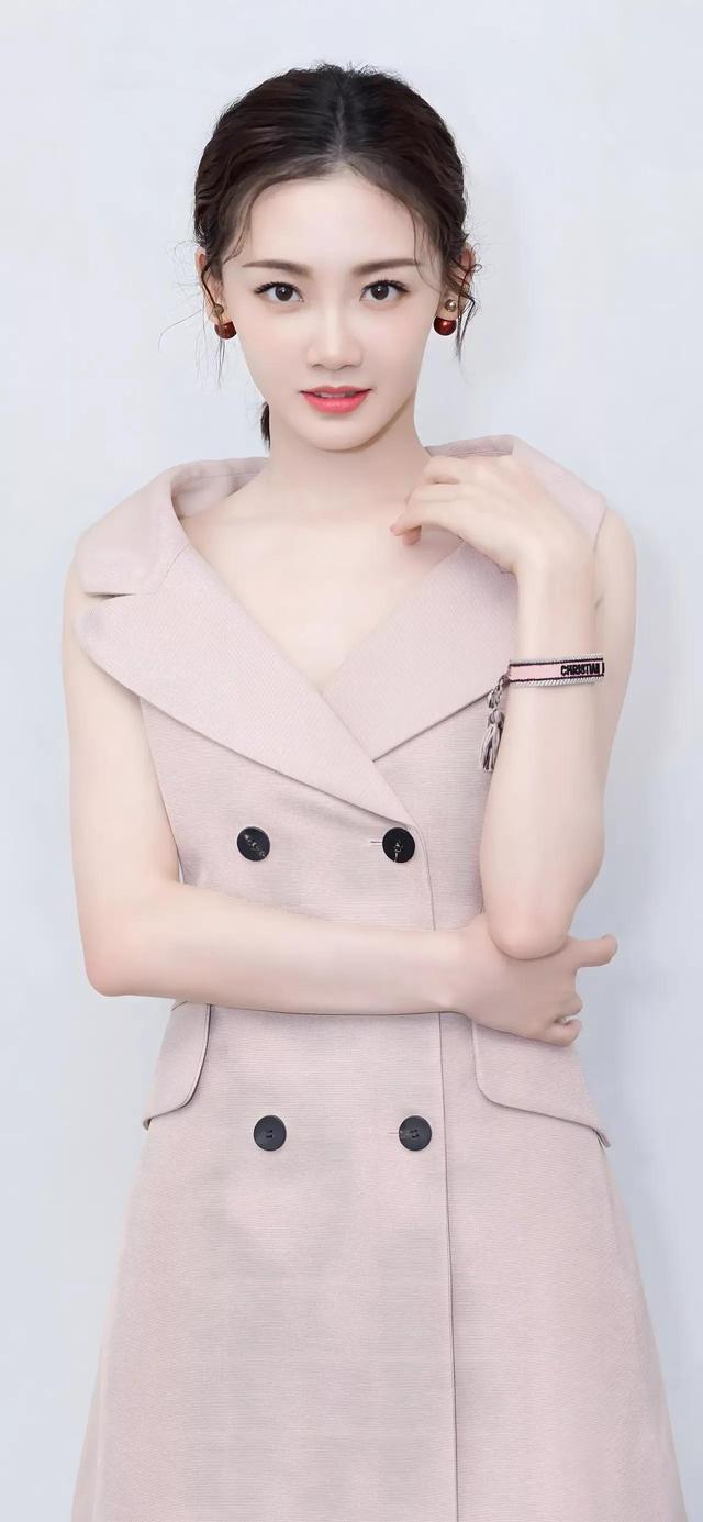 苗苗大美女!__财经头条