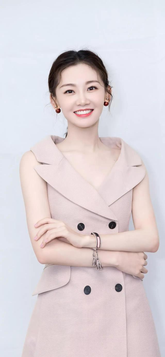 苗苗大美女!__财经头条