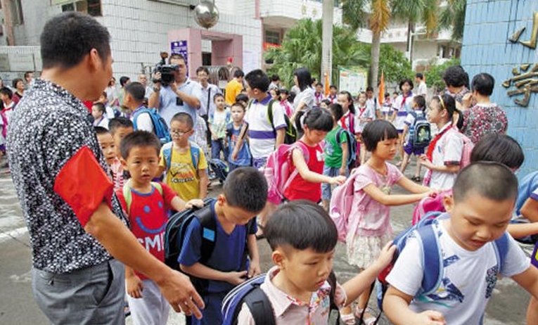 大人在接小孩放学时,这几种行为最好不要做,不然会伤害到小孩