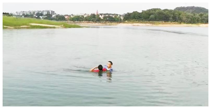广州花都一女子欲跳水库轻生!民警奋不顾身飞奔救人休闲区蓝鸢梦想 - Www.slyday.coM 广州花都一女子欲跳水库轻生!民警奋不顾身飞奔救人休闲区蓝鸢梦想 - Www.slyday.coM