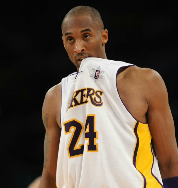 科比影响力为何能超越乔丹与詹姆斯，成为全球文化现象与精神符号？