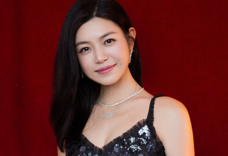 在九七年的时候就在母校担任老师,可以说是非常有厉害的一位明星,但是