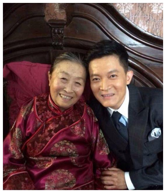 看看张少华的亲生儿子,再看她的干儿子,差距一目了然