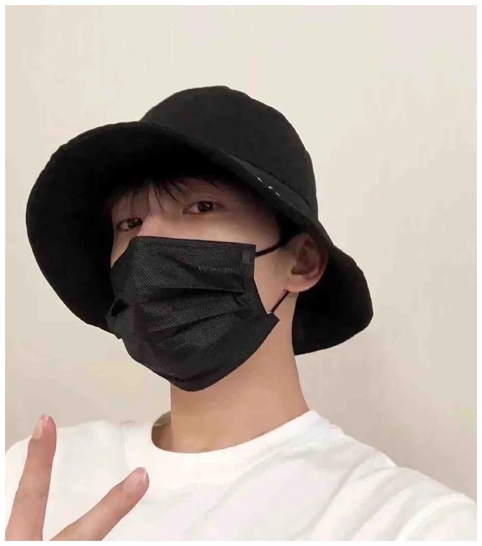 男明星最爱渔夫帽肖战王一博两个风格杨洋刘宇宁男友风