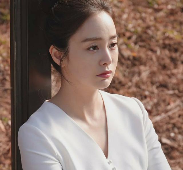 韩国女神金泰熙,年过40岁依旧青春靓丽