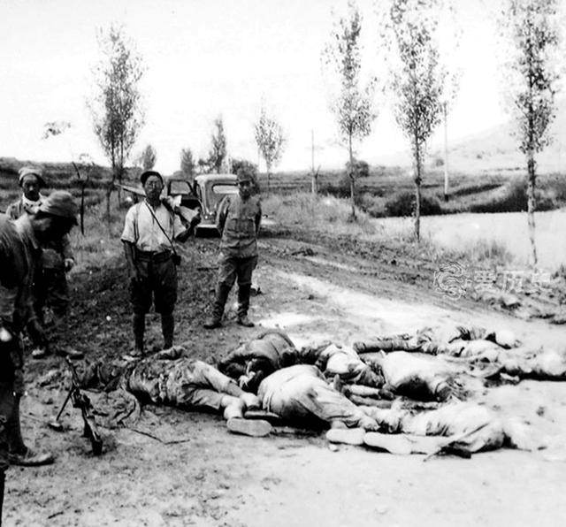 日军极秘相册中的侵略罪证 战死的中国军人与投敌汉奸对比鲜明