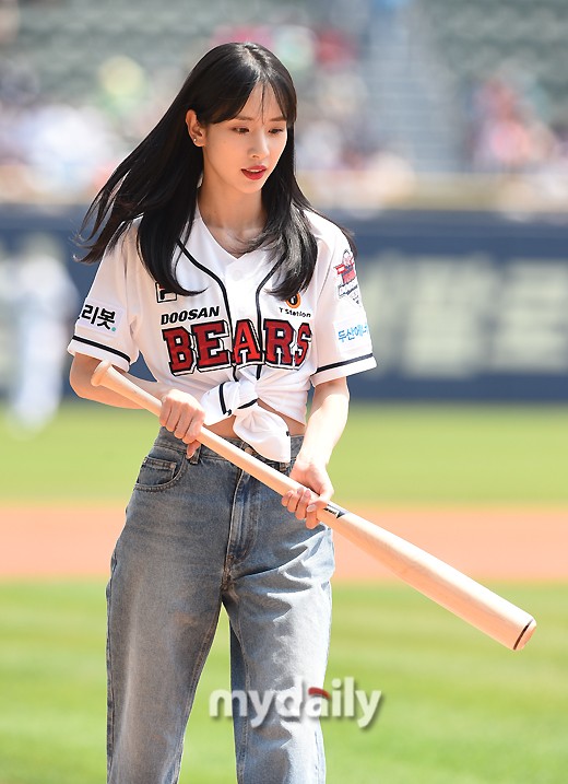 韩国女团宇宙少女担任职业棒球比赛开球嘉宾