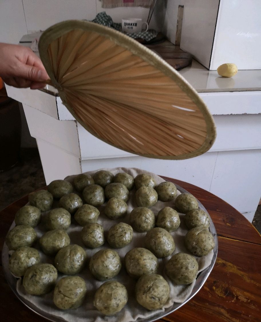 鼠曲草揉合的青团,清香柔软